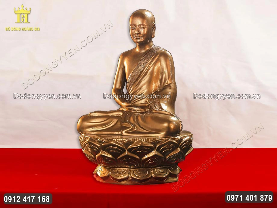 H&igrave;nh ảnh nh&igrave;n nghi&ecirc;ng của bức tượng đồng